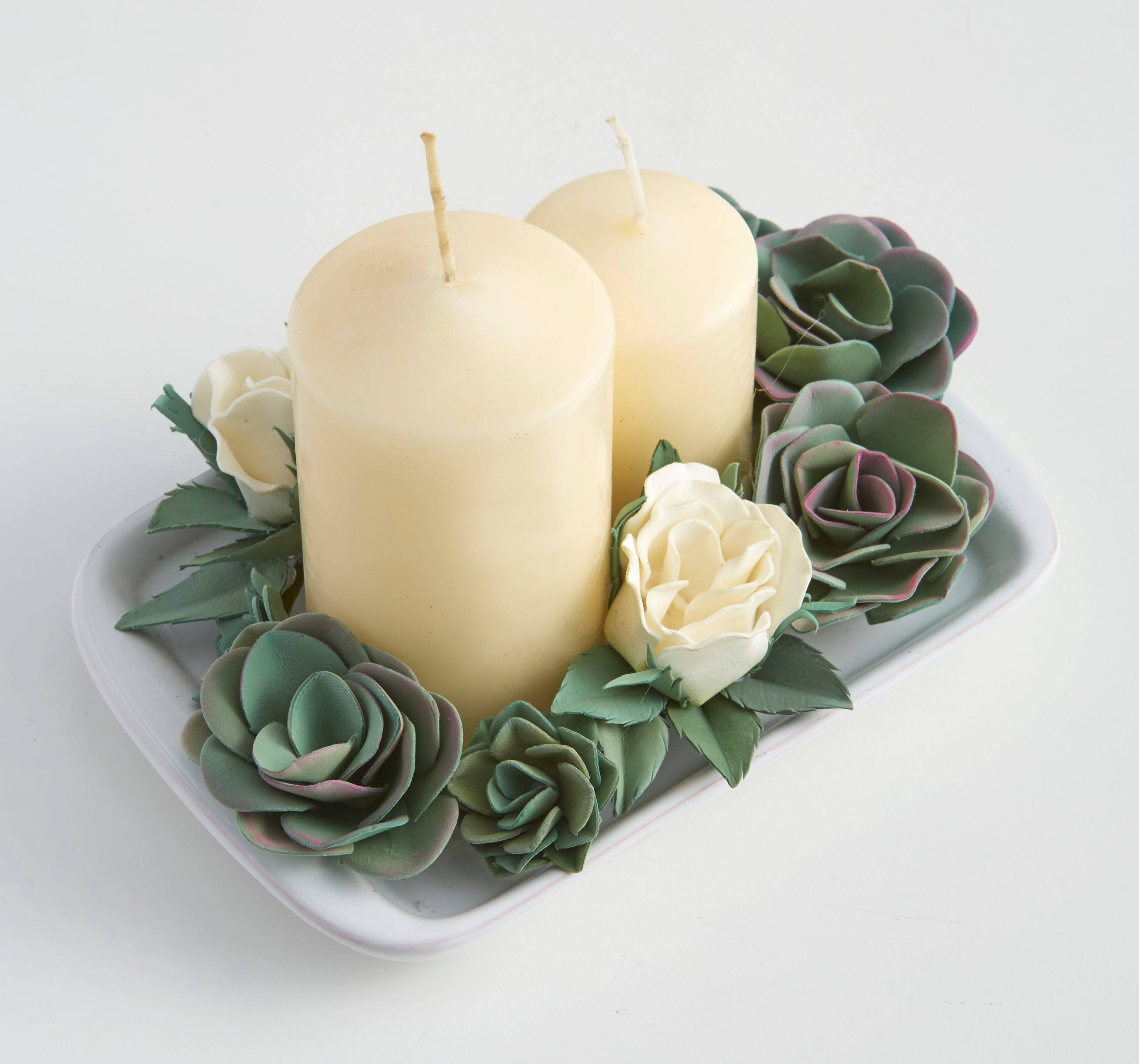 Centrotavola con candele piante grasse e rose